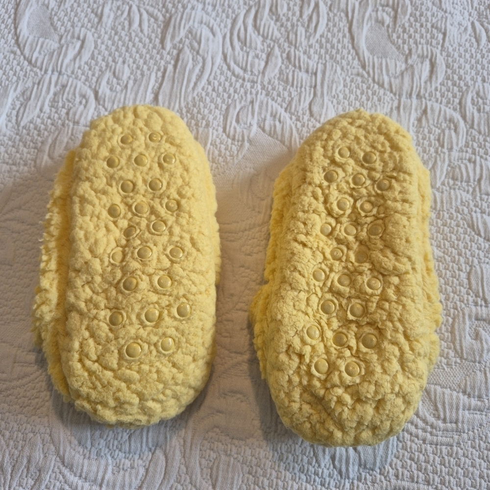 Winnie the Pooh women's M/L sherpa slippers, have gripper dots on bottom VGUC - Picture 3 of 5